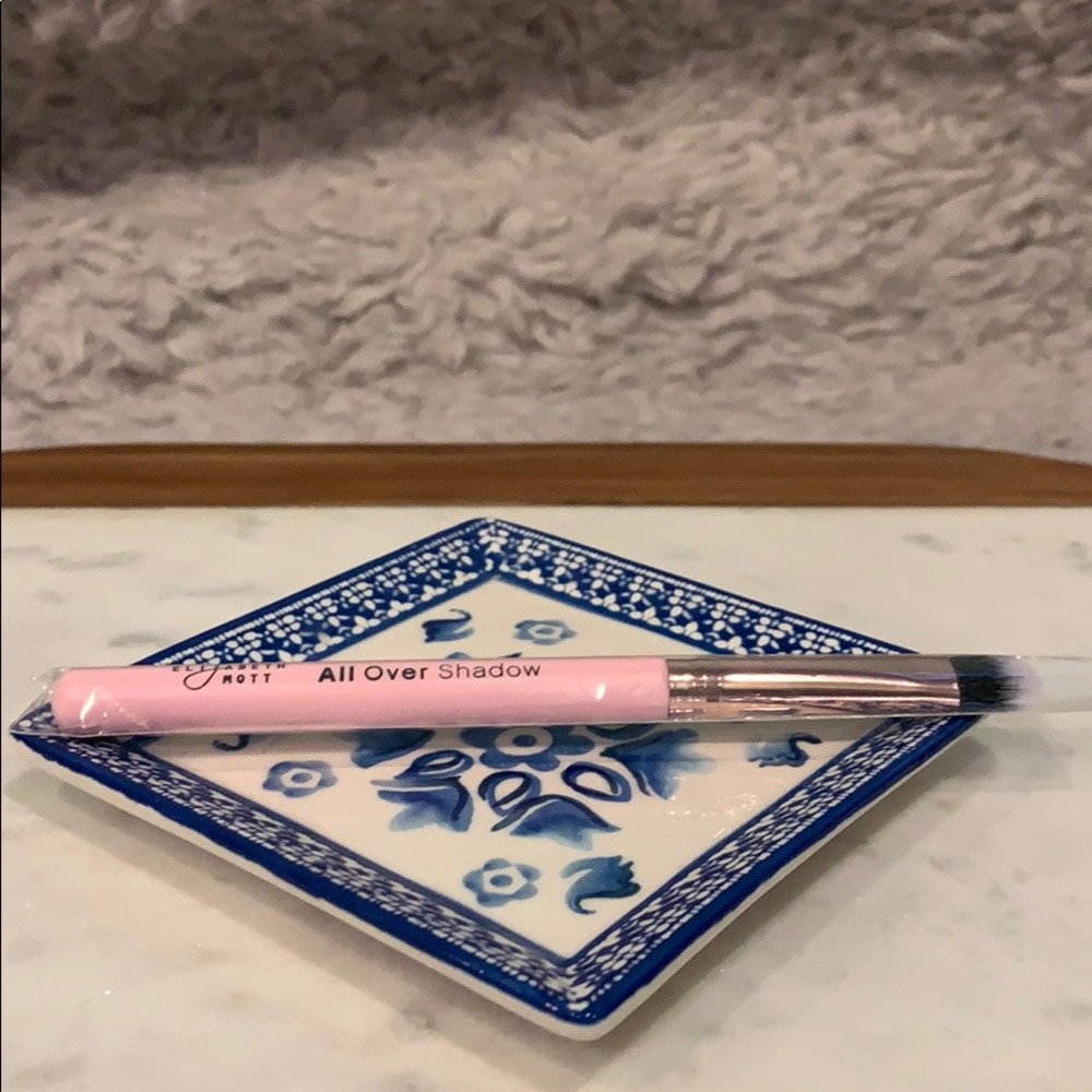 3 for $15: Elizabeth Mott “All over” shadow brush